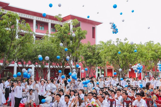 Lưu luyến lễ trưởng thành của học sinh lớp 12