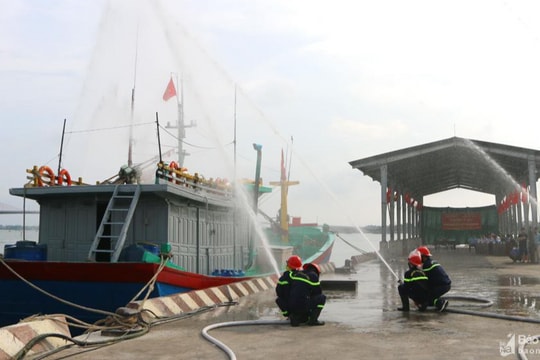 Diễn tập nâng cao năng lực chữa cháy và cứu nạn tàu cá tại cảng cá