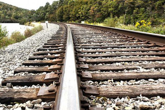 Đi bộ trên đường ray, thiếu nữ bị tàu hỏa đâm văng 