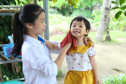 Nữ sinh 15 tuổi thay mẹ nuôi em và cuộc sống mới ở Làng trẻ SOS - TP Vinh