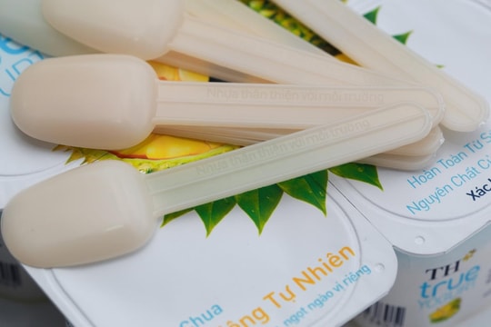 Chung tay giảm thải rác nhựa - Tập đoàn TH giảm số lượng thìa sữa chua đi kèm sản phẩm TH true YOGURT