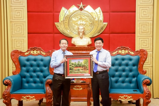 Phó Bí thư Thường trực Tỉnh ủy Nguyễn Văn Thông tiếp Đoàn công tác tỉnh Xay Sổm Bun, CHDCND Lào