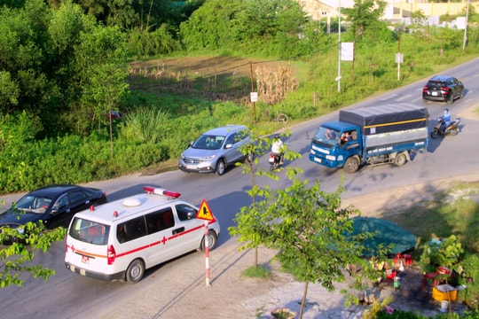 Thót tim khi đi qua ngã tư "tử thần" không đèn tín hiệu ở thành phố Vinh