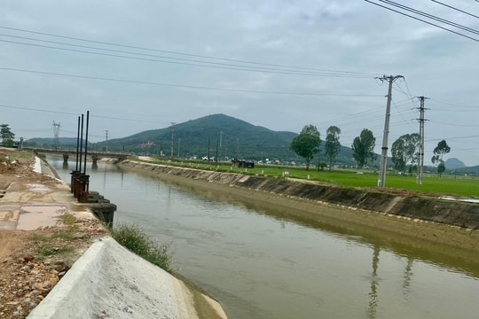 Phát hiện một thi thể trên kênh thủy lợi 