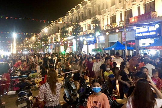 Hàng vạn người đến với chợ đêm kết hợp phố đi bộ ở Đô Lương