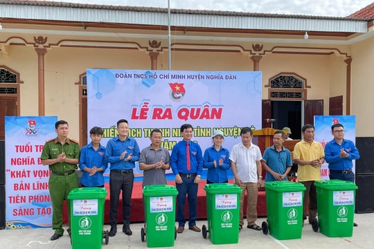 Đoàn thanh niên tặng thùng gom rác bảo vệ môi trường cho tổ liên gia 