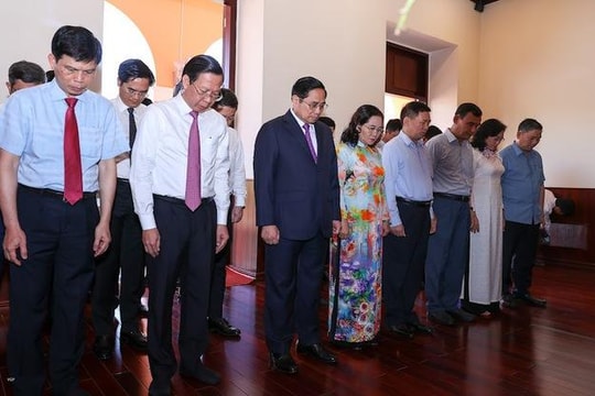 Thủ tướng dâng hương tưởng nhớ Chủ tịch Hồ Chí Minh, kỷ niệm 111 năm ngày Người ra đi tìm đường cứu nước