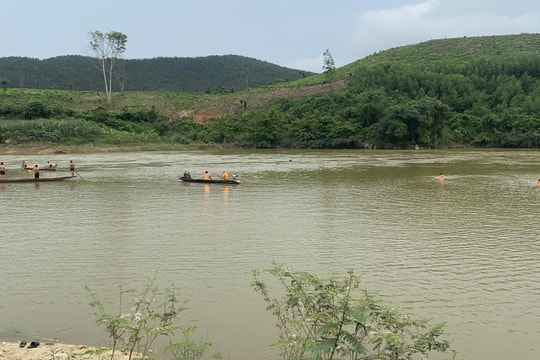 Đi cắt cỏ bị lật thuyền, một phụ nữ tử vong