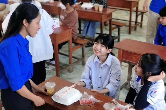 Ấm lòng những suất cơm miễn phí tiếp sức sĩ tử mùa thi