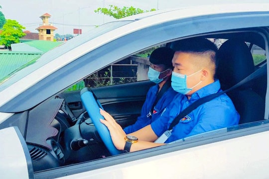 Quên mang giấy tờ thi, sĩ tử Thanh Chương được 'Taxi áo xanh 0 đồng' hỗ trợ kịp thời