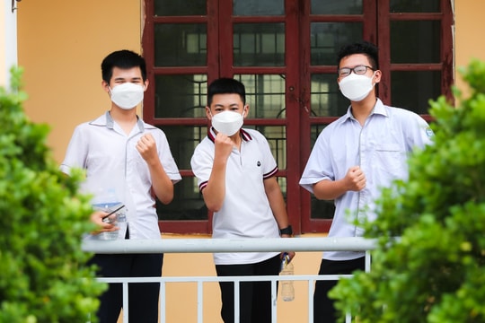 Hình ảnh biểu cảm 'đa chiều' của thí sinh và phụ huynh trong Kỳ thi vào lớp 10