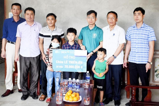 Trao tiền hỗ trợ cho trẻ mồ côi do Covid – 19 tại các huyện Nghi Lộc, Quỳnh Lưu