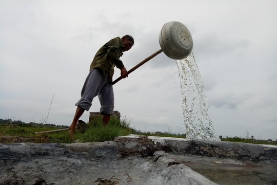 Cách chức Chủ tịch UBND xã liên quan đến sai phạm trong thực hiện chính sách hỗ trợ sản xuất muối