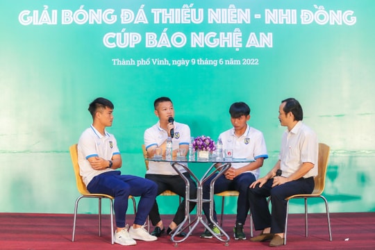 Những ngôi sao bóng đá xứ Nghệ thổi niềm đam mê với trái bóng tròn đến các cầu thủ nhí