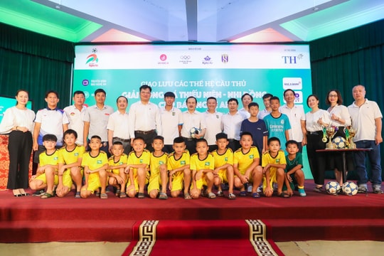 Cầu thủ nhí tham dự Cúp Báo Nghệ An giao lưu cùng Huấn luyện viên Phạm Văn Quyến và cầu thủ Đặng Văn Lắm, Đinh Xuân Tiến