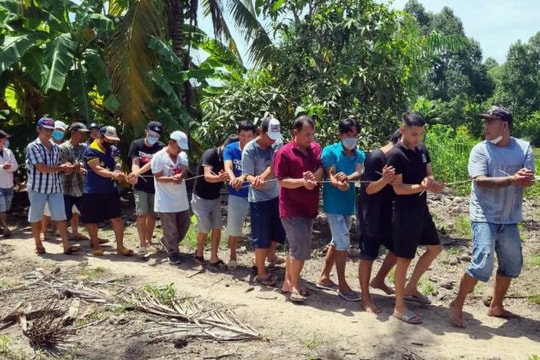 Cảnh sát đột kích ổ bạc trong vườn cây