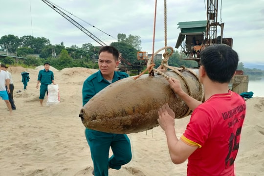 Phát hiện quả bom nặng gần 350kg còn nguyên kíp nổ trên sông Lam