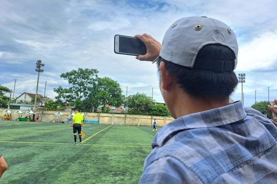 Những khán giả 'tác nghiệp' bên lề sân cỏ