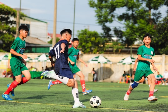Thiếu niên thành phố Vinh thắng đậm Thiếu niên Quế Phong trong trận đầu tiên của bảng A