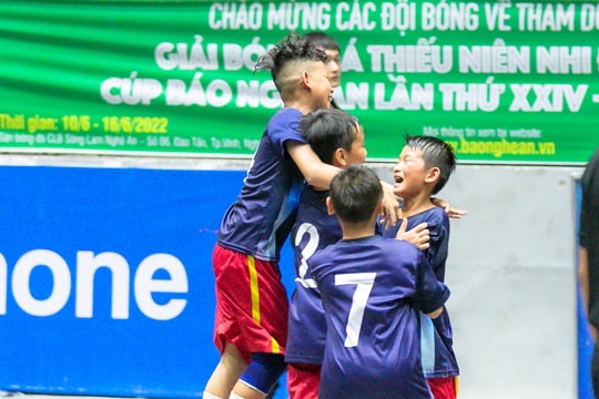 Nhi đồng Diễn Châu 'dội cơn mưa bàn thắng' vào lưới Nhi đồng Kỳ Sơn 