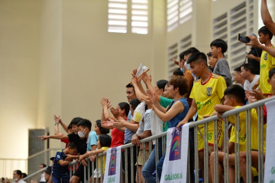 Bên lề sân cỏ Giải Bóng đá Thiếu niên - Nhi đồng Cúp Báo Nghệ An: 'Tưởng đỏ hoá ra đen'