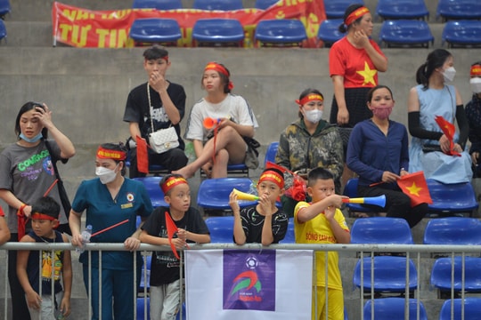 Bên lề sân cỏ Giải Bóng đá Thiếu niên - Nhi đồng Cúp Báo Nghệ An: 'Vịt bầu Quỳ và kèn Vuvuzela'