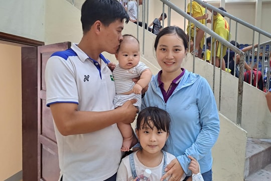 Bên lề sân cỏ Giải Bóng đá Thiếu niên - Nhi đồng Cúp Báo Nghệ An: 'Mẹ vô mà chạy'