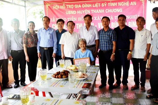 Trao tiền xây dựng nhà tình nghĩa cho thân nhân liệt sĩ ở Thanh Chương