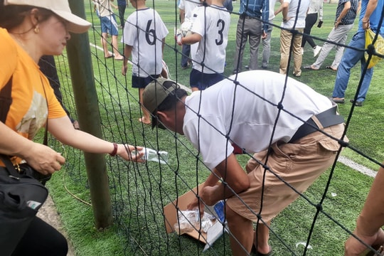 Bên lề sân cỏ giải bóng đá Thiếu niên - Nhi đồng Cúp Báo Nghệ An: Cổ vũ bóng đá không quên bảo vệ môi trường