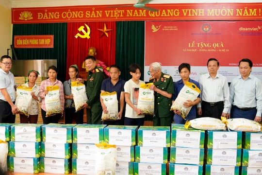 Hội đồng hương Nghệ An tại Hà Nội tặng quà trị giá 500 triệu đồng cho hộ nghèo ở Tương Dương