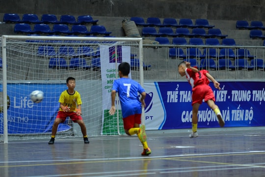 Bên lề sân cỏ Giải bóng đá Thiếu niên - Nhi đồng cúp Báo Nghệ An: 'Không nể láng giềng'