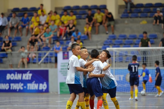 Chơi thiếu người, Nhi đồng Quỳ Hợp dội 'mưa bàn thắng' vào lưới Nhi đồng Thị xã Thái Hoà 
