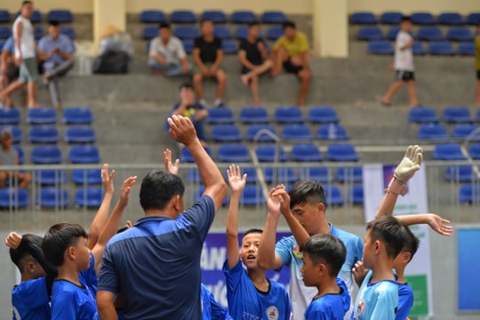 Bên lề sân cỏ Giải Bóng đá Thiếu niên - Nhi đồng Cúp Báo Nghệ An: ‘Hiệp hội em trai' của Công Phượng