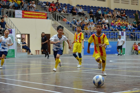 Bên lề sân cỏ Giải bóng đá Thiếu niên - Nhi đồng Cúp báo Nghệ An: 'Quả nớ để tau thì ngon rồi!'