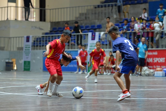 Nhi đồng Yên Thành thể hiện sức mạnh trước Nhi đồng Quỳ Châu 