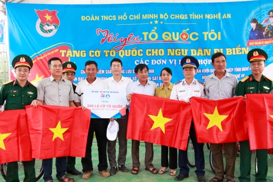Bộ Chỉ huy Quân sự tỉnh tặng cờ Tổ quốc, áo phao cho ngư dân Nghi Lộc