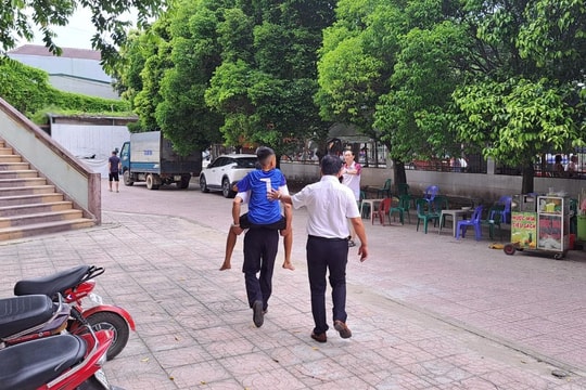 Bên lề sân cỏ Giải Bóng đá Thiếu niên - Nhi đồng Cúp Báo Nghệ An: Những "ông bố" theo con trên sân cỏ 