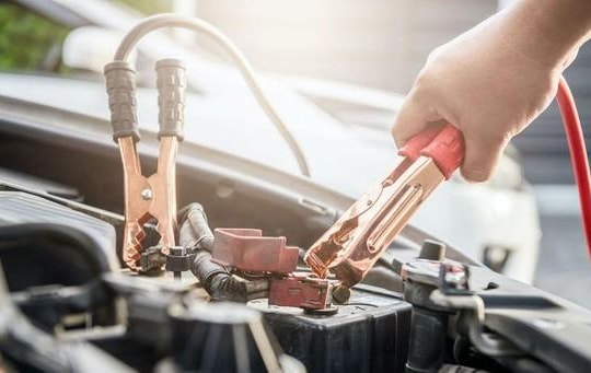 Cách khởi động xe khi bị hết ắc quy
