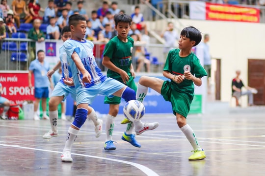 Bên lề sân cỏ Giải Bóng đá Thiếu niên - Nhi đồng Cúp Báo Nghệ An: 'Hành thì hăng mà gừng thì cay'