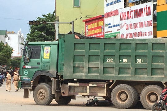 Va chạm với xe tải, người phụ nữ đi xe đạp điện bị thương nặng