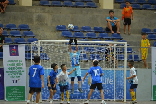 Bên lề sân cỏ Giải Bóng đá Thiếu niên - Nhi đồng Cúp Báo Nghệ An: 'Nỏ biết đàng mô mà lần'