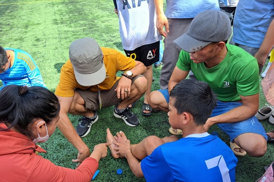 Bên lề sân cỏ Giải bóng đá Thiếu niên - Nhi đồng Cúp Báo Nghệ An: 'Một con ngựa đau, cả tàu vẫn thắng'