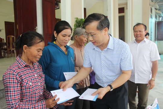 Ủy ban MTTQ tỉnh trao 40 suất quà cho hộ giáo dân nghèo tại huyện Quỳnh Lưu