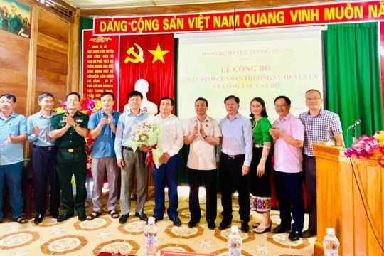 Công bố các quyết định luân chuyển cán bộ tại huyện Tương Dương 