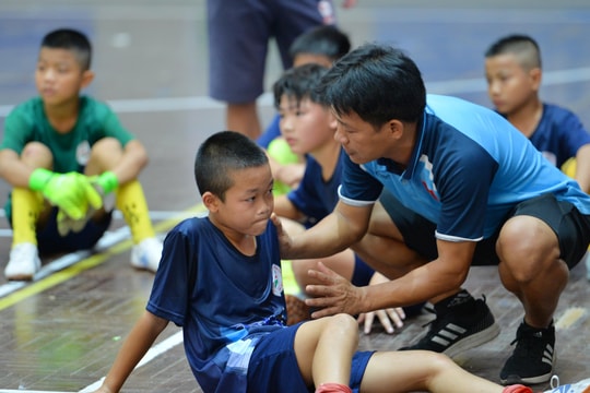 Bên lề sân cỏ Giải bóng đá Thiếu niên - Nhi đồng Cúp Báo Nghệ An: 'Vui sao nước mắt lại trào?'