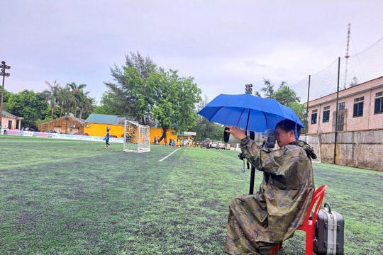 Bên lề sân cỏ Giải bóng đá Thiếu niên - Nhi đồng Cúp Báo Nghệ An: Những tình nguyện viên dưới mưa