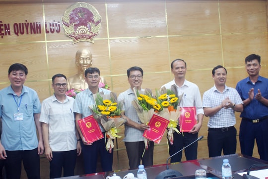 UBND huyện Quỳnh Lưu công bố các quyết định về công tác cán bộ 