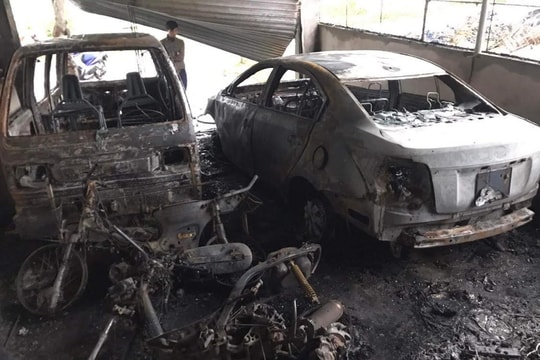 Hỏa hoạn trong đêm thiêu rụi 2 chiếc xe ô tô