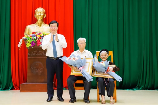 Chủ tịch UBND tỉnh Nguyễn Đức Trung trao Huy hiệu Đảng cho các đảng viên lão thành tại huyện Nam Đàn