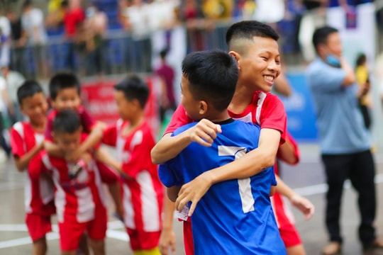 Màn ăn mừng của cầu thủ và cổ động viên Nhi đồng Tân Kỳ khi lên ngôi vô địch 